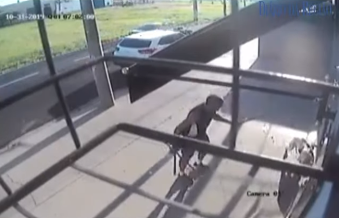 A&ccedil;&atilde;o foi flagrada por c&acirc;mera de seguran&ccedil;a; caso ocorreu nesta quinta-feira (31)/Foto: Reprodu&ccedil;&atilde;o/Youtube