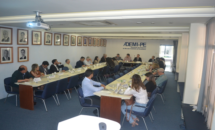 Representantes da Ademi-PE e da Aripe se reuniram para analisar o setor./Foto: Ademi/Divulgação