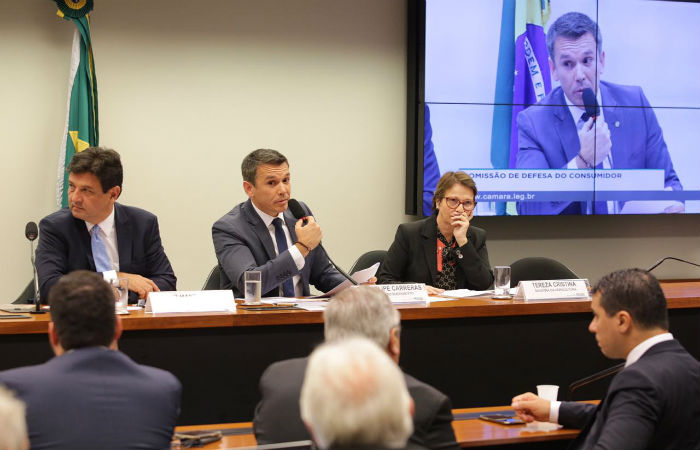 Deputado Felipe Carreras (PSB) apresentou os dados aos Ministros da Saúde e Agricultura em audiência pública. Foto:/ Deputado Felipe Carreras (PSB) apresentou os dados aos Ministros da Saúde e Agricultura em audiência pública. Foto:/