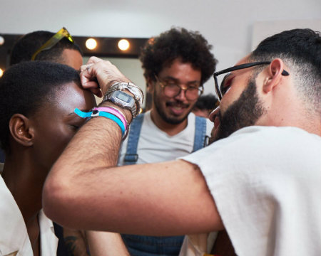 No SPFW, Mateus reproduziu a beleza criada pelo maquiador Marcos Costa. Foto: Arquivo pessoal/Divulgação
