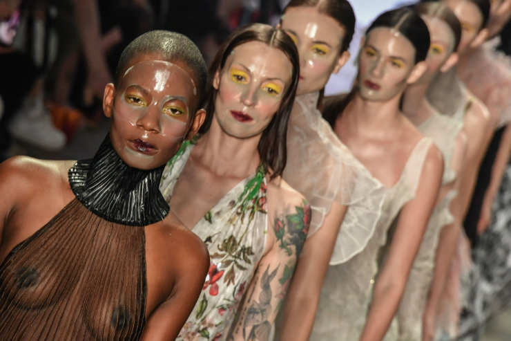 Desfile de Lino Villaventura foi um dos que contou com participação do pernambucano nos bastidores. Foto: Nelson Almeida/AFP