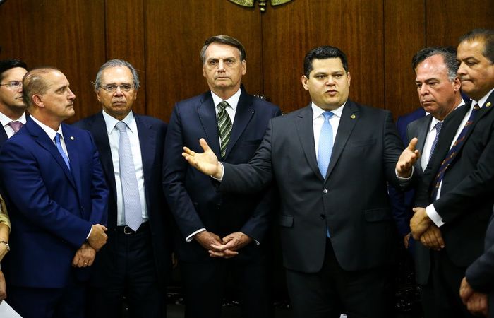 O presidente Jair Bolsonaro, o ministro da Economia, Paulo Guedes, e o ministro da Casa Civil, Onyx Lorenzoni, entregam o Plano mais Brasil %u2013 Transformação do Estado ao presidente do Congresso Nacional, Davi Alcolumbre/Foto: Marcelo Camargo/Agência Brasi