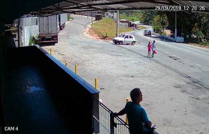 Imagens de uma câmera de monitoramento mostram Raíssa e o adolescente andando de mãos dadas momentos antes de a criança ser assassinada/Foto: Reprodução Imagens de uma câmera de monitoramento mostram Raíssa e o adolescente andando de mãos dadas momentos antes de a criança ser assassinada/Foto: Reprodução