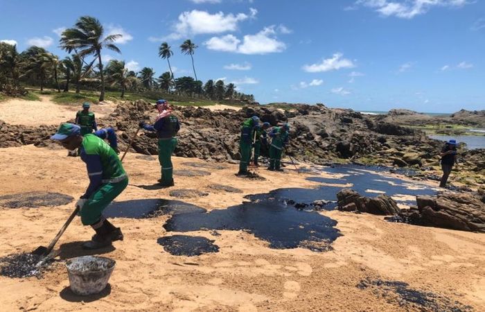 Agentes da Prefeitura de Salvador atuando para a retirada de manchas de óleo na Pedra do Sal, em Itapuã/Foto: Divulgação / Prefeitura de Salvador Agentes da Prefeitura de Salvador atuando para a retirada de manchas de óleo na Pedra do Sal, em Itapuã/Foto: Divulgação / Prefeitura de Salvador