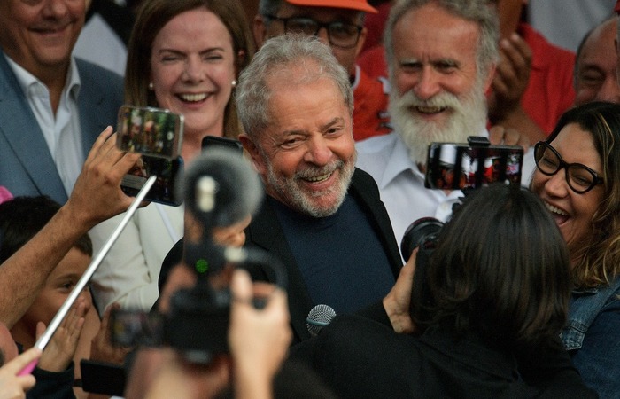 Lula saiu da sede da PF às 17h42 - pouco mais de uma hora depois da expedição do alvará de soltura pelo juiz Danilo Pereira Júnior, da 12ª Vara Federal de Curitiba/Foto: AFP