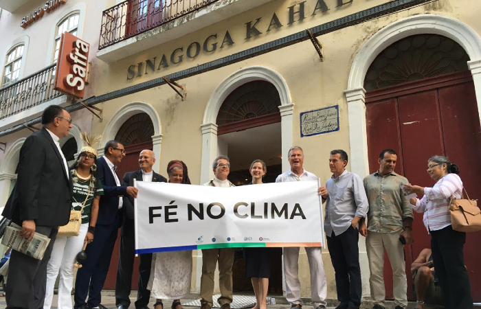 Representantes de diversas religiões se uniram em ato pelo meio ambiente nesta sexta-feira (8)./Foto: Diogo Cavalcante/DP.