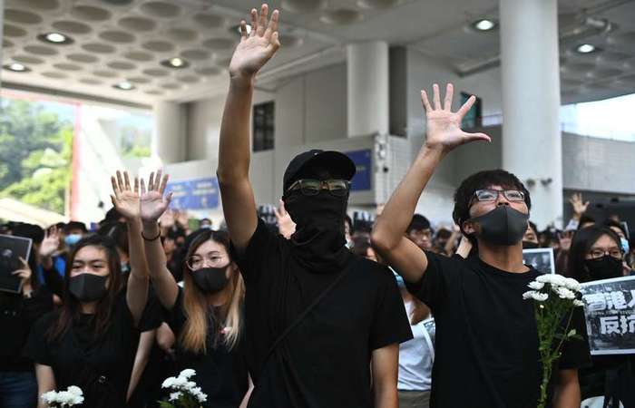 O jovem foi encontrado em uma poça de sangue em um estacionamento onde pouco antes havia ocorrido um confronto/Foto: Philip Fong / AFP O jovem foi encontrado em uma poça de sangue em um estacionamento onde pouco antes havia ocorrido um confronto/Foto: Philip Fong / AFP