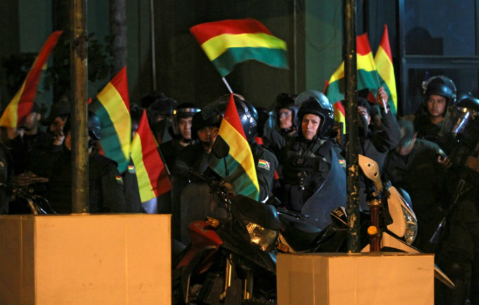 Unidades policiais se revoltam contra o polêmica vitória eleitoral do presidente Evo Morales. Foto: AFP / DANIEL WALKER/