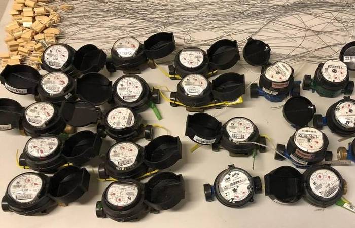Polícia apreendeu mais de 20 hidrômetros, uniforme e adesivos com a logomarca da Sabesp com o suspeito/Foto: Divulgação/Deic
