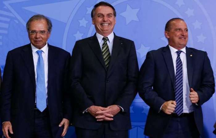 Bolsonaro, com Guedes e o ministro da Casa Civil, Onyx Lorenzoni, durante lançamento do programa: pessoas com 55 anos ou mais ficaram fora da carteira Verde Amarela/Carolina Antunes/PR Bolsonaro, com Guedes e o ministro da Casa Civil, Onyx Lorenzoni, durante lançamento do programa: pessoas com 55 anos ou mais ficaram fora da carteira Verde Amarela/Carolina Antunes/PR