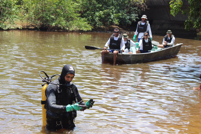 Mergulhadores da marinha retiram óleo do rio Persinunga./Foto: marinheiro Inaldo Costa/Divulgação