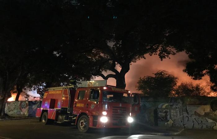 Bombeiros ainda não têm informações sobre a origem das chamas/Foto: Julliana Brito/ Esp DP