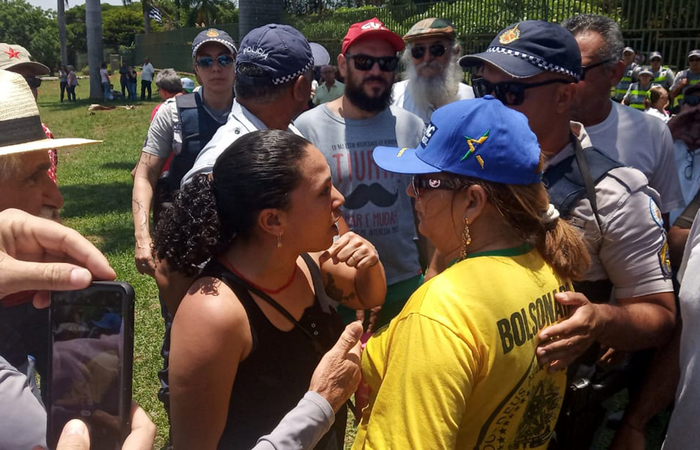 Apoiadores pró-Guaido e Maduro discutem em frente à embaixada da Venezuela em Brasília/Foto: JORDI MIRO / AFP