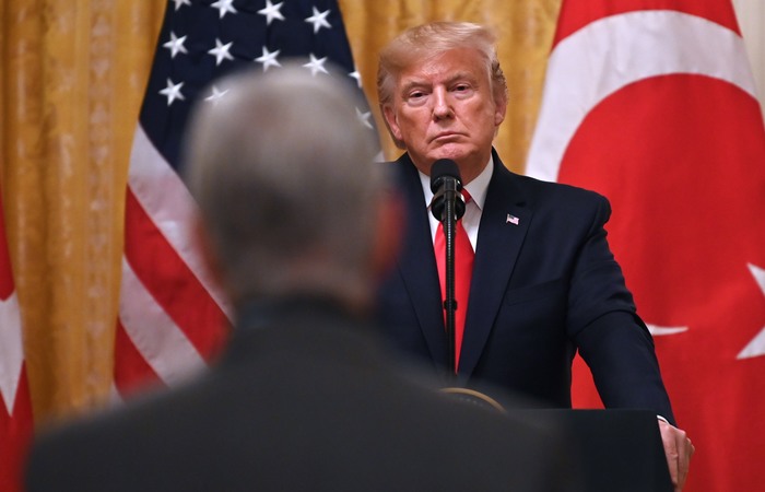 Nesta nova etapa do processo, a oposição quer angariar apoio à narrativa de que Trump atuou de forma irregular ao pressionar o presidente da Ucrânia, Volodimir Zelenski/Foto: JIM WATSON / AFP Nesta nova etapa do processo, a oposição quer angariar apoio à narrativa de que Trump atuou de forma irregular ao pressionar o presidente da Ucrânia, Volodimir Zelenski/Foto: JIM WATSON / AFP
