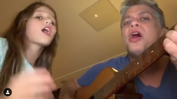 Enquanto o ator tocava violão e acompanhava na voz, a menina fazia uma performance da canção/Foto: Reprodução Instagram