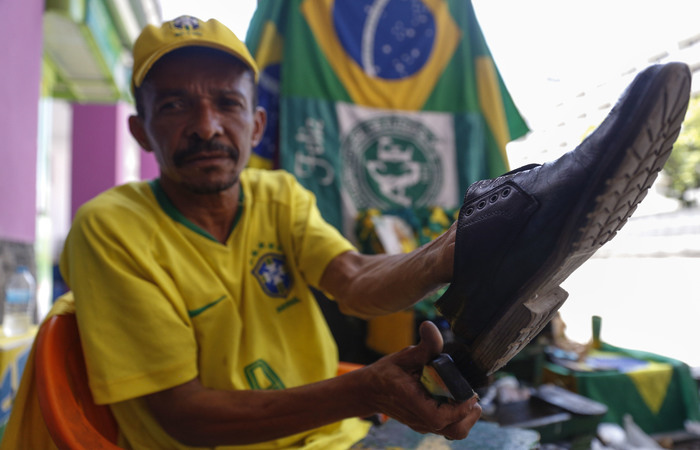 O sapateiro Brasil é simbolo da Avenida Guararapes.