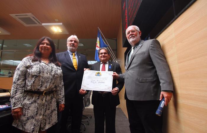 Diretoria do Diario recebeu de vereadores certificado em homenagem aos 194 anos da empresa/Foto: Peu Ricardo/Diario Diretoria do Diario recebeu de vereadores certificado em homenagem aos 194 anos da empresa/Foto: Peu Ricardo/Diario