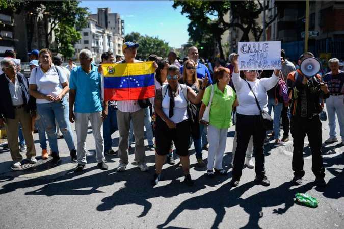 Ao menos 100 pessoas estiveram presentes na central avenida Libertador em manifestação./Foto: Federico Parra/AFP Ao menos 100 pessoas estiveram presentes na central avenida Libertador em manifestação./Foto: Federico Parra/AFP