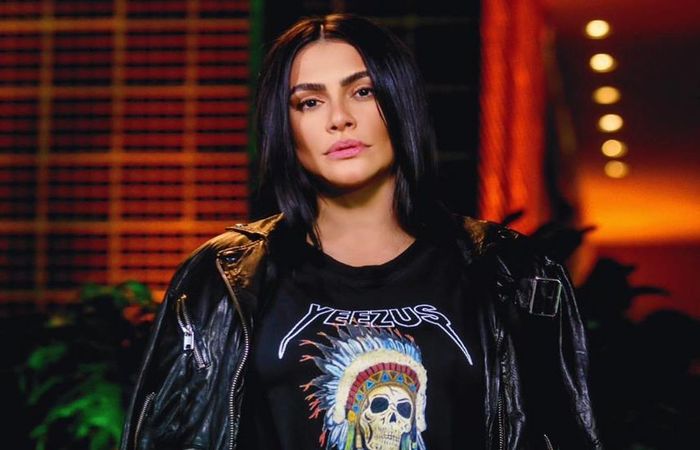 Durante a entrevista, que foi gravada no apartamento de Sabrina em São Paulo, a atriz e cantora também falou sobre os desafios de ter pais famosos/Foto: Reprodução/Instagram Durante a entrevista, que foi gravada no apartamento de Sabrina em São Paulo, a atriz e cantora também falou sobre os desafios de ter pais famosos/Foto: Reprodução/Instagram