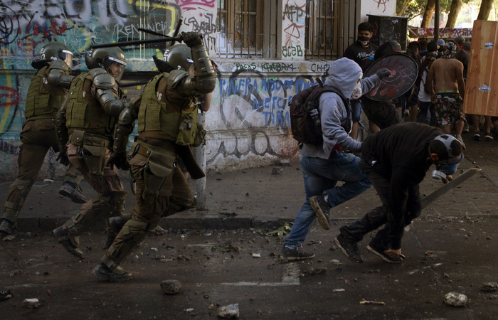 Estão sendo investigados pelo menos mil casos de abusos, incluindo tortura e violência sexual, por parte da polícia e das Forças Armadas/Foto: CLAUDIO REYES / AFP Estão sendo investigados pelo menos mil casos de abusos, incluindo tortura e violência sexual, por parte da polícia e das Forças Armadas/Foto: CLAUDIO REYES / AFP
