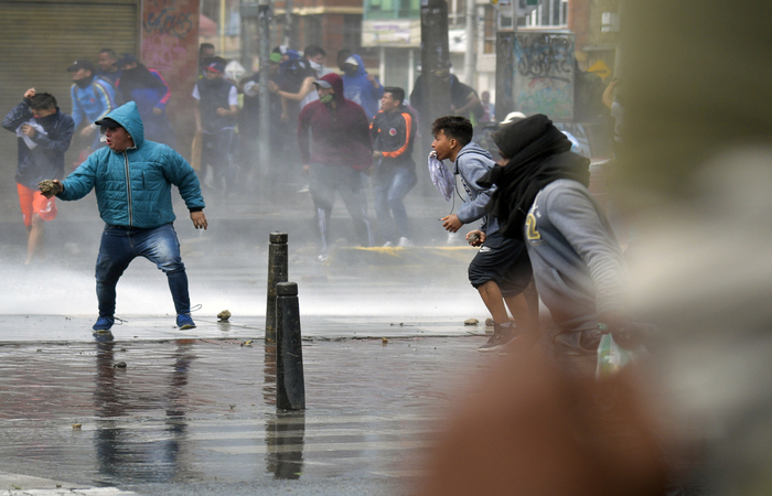 Na região sul da capital Bogotá foram registrados confrontos entre manifestantes e policiais, perto de estações de transporte público/Foto: RAUL ARBOLEDA / AFP Na região sul da capital Bogotá foram registrados confrontos entre manifestantes e policiais, perto de estações de transporte público/Foto: RAUL ARBOLEDA / AFP
