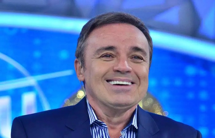 Em recente entrevista, o apresentador falou que estava em um momento de desaceleração de sua carreira para ficar mais com a família e os filhos/Foto: Reprodução/Record