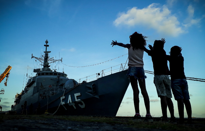 Crianças estavam empolgadas com a fragata União, da Marinha./Foto: Paulo Paiva/DP.