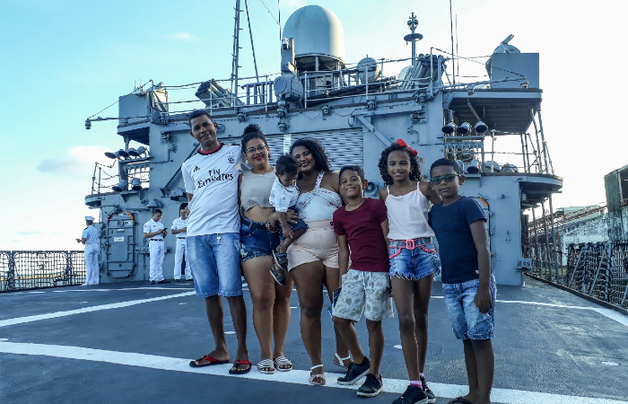 A dona de casa Cinthia Araújo juntou a família para conhecer o navio.
