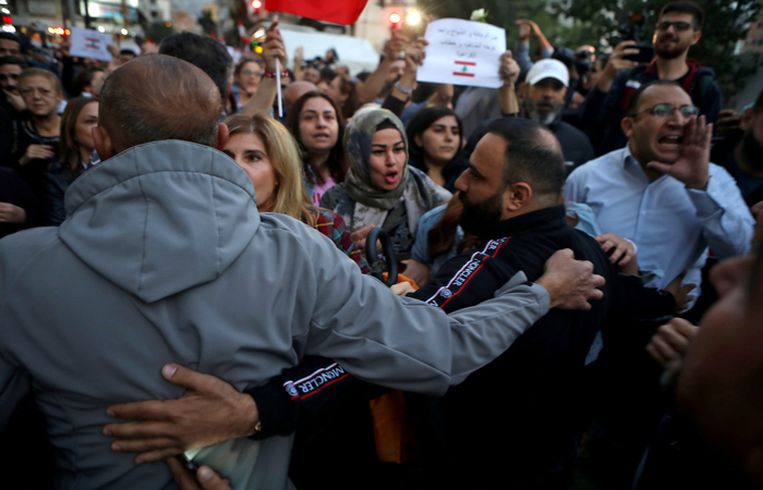 Na noite de domingo (24), integrantes dos movimentos xiitas Hizbullah e Amal atacaram os participantes de um ato no centro Beirute/Foto: Patrick BAZ / AFP Na noite de domingo (24), integrantes dos movimentos xiitas Hizbullah e Amal atacaram os participantes de um ato no centro Beirute/Foto: Patrick BAZ / AFP