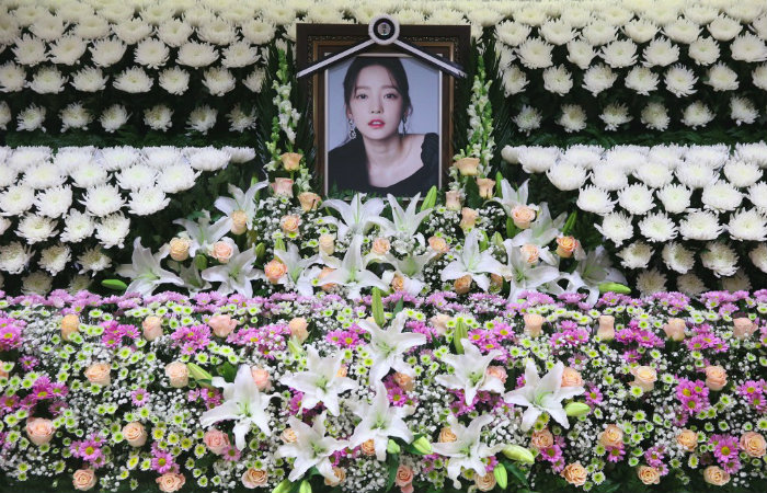 Especialistas afirmam que Sulli e Choi enfrentaram bullying e assédio sexual do público e da mídia em toda a carreira/Foto: STR / DONG-A ILBO / AFP Especialistas afirmam que Sulli e Choi enfrentaram bullying e assédio sexual do público e da mídia em toda a carreira/Foto: STR / DONG-A ILBO / AFP