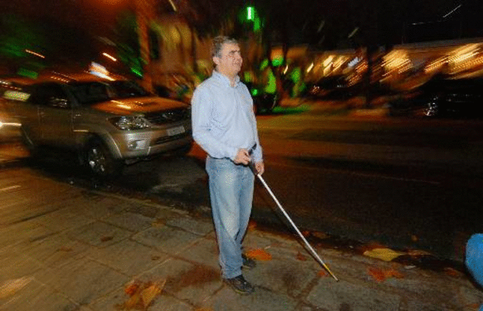 A bengala &eacute; um tipo de tecnologia assistiva que ajuda o deficiente visual nos deslocamentos. Manoel Aguiar &eacute; cego desde os 11 anos. Cr&eacute;dito: Juliana Leit&atilde;o Arquivo/DP/Cr&eacute;dito: Juliana Leit&atilde;o Arquivo/DP