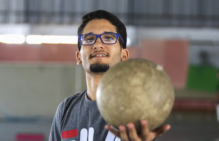 Aluno de licenciatura em educação física da UPE, Wellton Melo afirma que o diferencial da escola integral está no projeto pedagógico./Foto: Tarciso Augusto/Esp. DP.