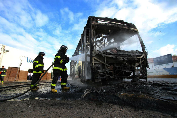 Ônibus da empresa Cidade Alta, que fazia a linha Rio Doce-Princesa Isabel, pegou fogo depois de uma pane no motor.