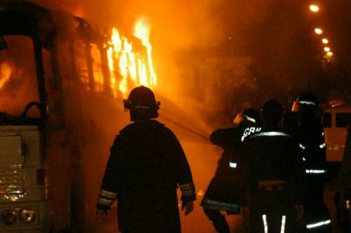 Ônibus incendiado após jogo no Recife em 2006.