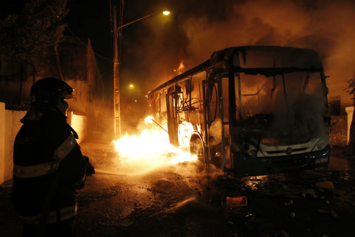 Manifestação em agosto de 2013 termina com ônibus em chamas no Centro do Recife.