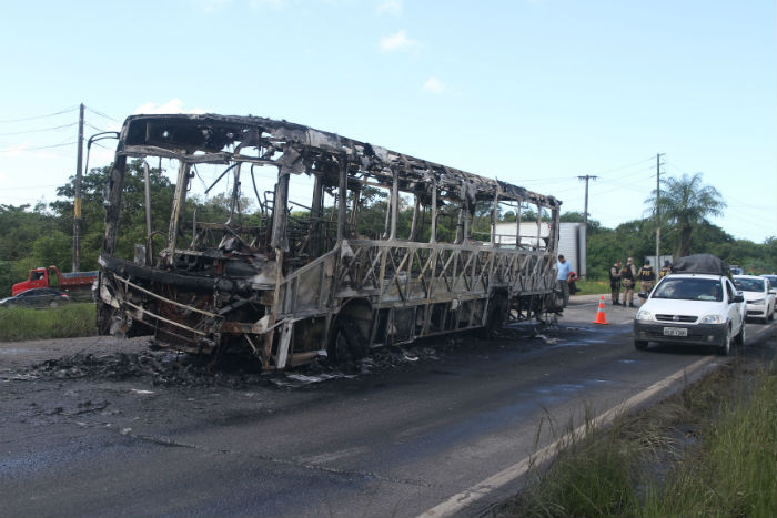 Ônibus incendiado durante um protesto de rodoviários em 2014.