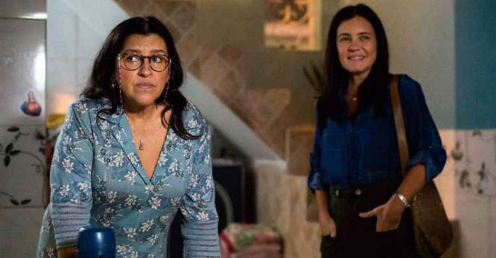 A nordestina Lurdes se muda para o Rio para encontrar o filho e faz amizade com Thelma (Adriana Esteves)./Foto: Estevam Avellar/Globo. A nordestina Lurdes se muda para o Rio para encontrar o filho e faz amizade com Thelma (Adriana Esteves)./Foto: Estevam Avellar/Globo.