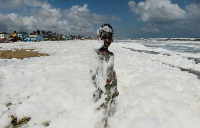 As crianças brincavam e faziam selfies nas bolhas brancas de Marina Beach./Foto: Arun Sankar/AFP As crianças brincavam e faziam selfies nas bolhas brancas de Marina Beach./Foto: Arun Sankar/AFP