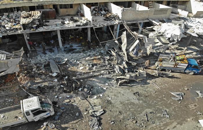 Os ataques atingiram sobretudo o mercado de Maaret al Numan, deixando 13 mortos, segundo a mesma fonte/Foto: Omar HAJ KADOUR / AFP Os ataques atingiram sobretudo o mercado de Maaret al Numan, deixando 13 mortos, segundo a mesma fonte/Foto: Omar HAJ KADOUR / AFP