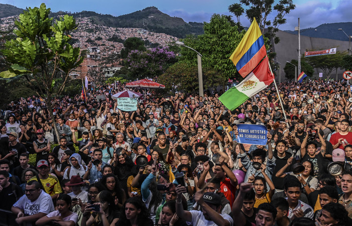 Pessoas comparecem a um concerto em apoio à greve contra o governo do presidente colombiano Ivan Duque, em Medellín, Colômbia, durante o décimo dia consecutivo de protestos/Foto: JOAQUIN SARMIENTO / AFP Pessoas comparecem a um concerto em apoio à greve contra o governo do presidente colombiano Ivan Duque, em Medellín, Colômbia, durante o décimo dia consecutivo de protestos/Foto: JOAQUIN SARMIENTO / AFP