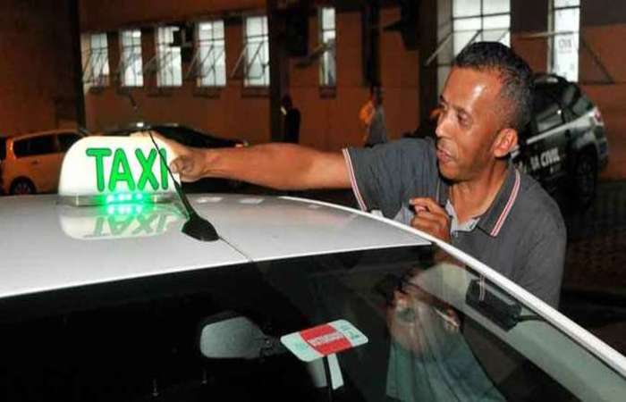 Luis Carlos Alves Fernandes, de 51 anos, está há 16 na profissão de taxista./Foto: Marcos vieira/EM Luis Carlos Alves Fernandes, de 51 anos, está há 16 na profissão de taxista./Foto: Marcos vieira/EM