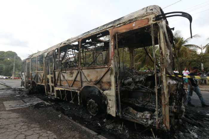 Ônibus, que transportava 15 passageiros no momento do incidente, ficou completamente destruído./Foto: Tarciso Augusto/Esp.DP. Ônibus, que transportava 15 passageiros no momento do incidente, ficou completamente destruído./Foto: Tarciso Augusto/Esp.DP.