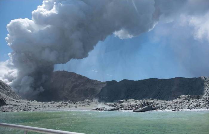 Vulcão na ilha White, na Nova Zelândia, expele fumaça e cinzas minutos após uma erupção./Foto: Michael Schade/AFP Vulcão na ilha White, na Nova Zelândia, expele fumaça e cinzas minutos após uma erupção./Foto: Michael Schade/AFP