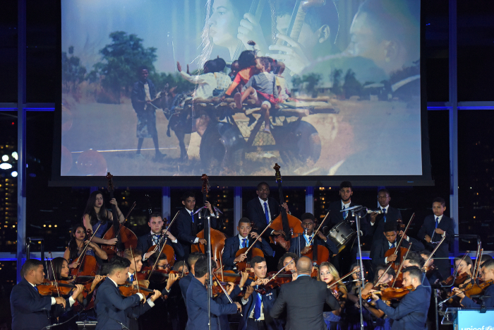 Os jovens instrumentistas farão a entrega de doações a um abrigo de refugiados indígenas venezuelanos no Recife./Foto: Orquestra Criança Cidadã/Divulgação.