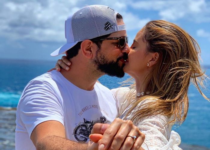 O cantor publicou fotos do momento em que Biah aceitou seu pedido./Foto: Reprodução/Instagram