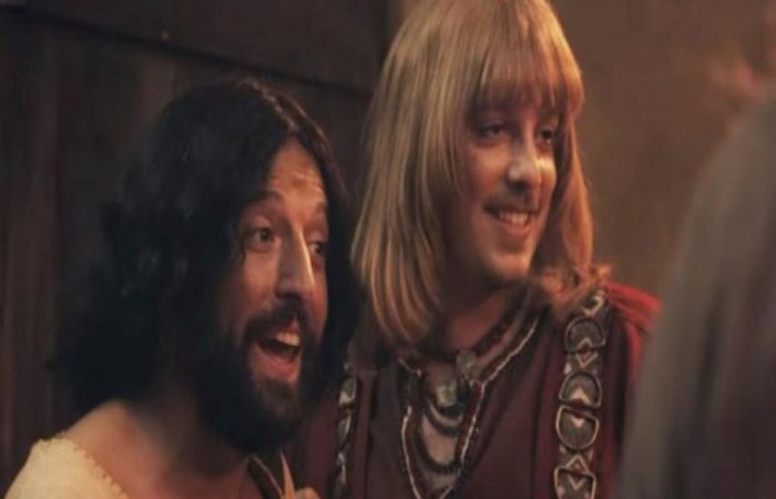 Os atores Gregório Duvivier, que interpreta Jesus, e Fábio Porchat, no papel de Orlando, o melhor amigo de Cristo no especial/Reprodução/Netflix