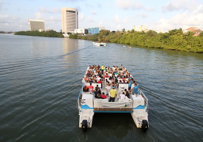 O passeio de catamarã deste sábado (14) será noturno e começa às 17h30.