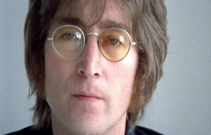 Esquecidos no banco de trás de um carro em 1968, os óculos foram colocados à venda por Alan Herring, motorista de Ringo Starr e George Harrison/Reprodução/Youtube Esquecidos no banco de trás de um carro em 1968, os óculos foram colocados à venda por Alan Herring, motorista de Ringo Starr e George Harrison/Reprodução/Youtube