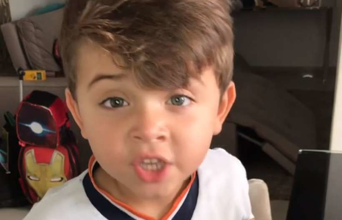 O menino aparece no vídeo gravado pelos pais cantando uma música e segurando um prato de cuscuz com ovo/Reprodução/Instagram O menino aparece no vídeo gravado pelos pais cantando uma música e segurando um prato de cuscuz com ovo/Reprodução/Instagram