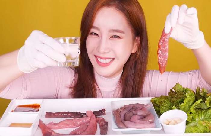 O vídeo foi publicado no YouTube e segue o modelo de sonoplastia ASMR, que está em alta no mundo/foto: Reprodução/ Youtube O vídeo foi publicado no YouTube e segue o modelo de sonoplastia ASMR, que está em alta no mundo/foto: Reprodução/ Youtube
